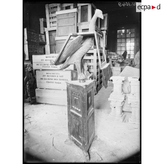 [Abbeville, lutrin en bois].