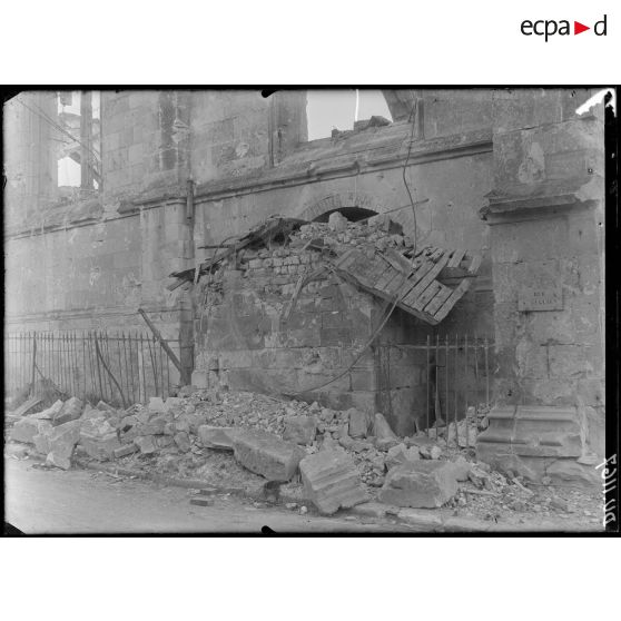 Eglise Saint-Pierre de Montdidier, partie extérieure renfermant la mise au tombeau. [légende d'origine]