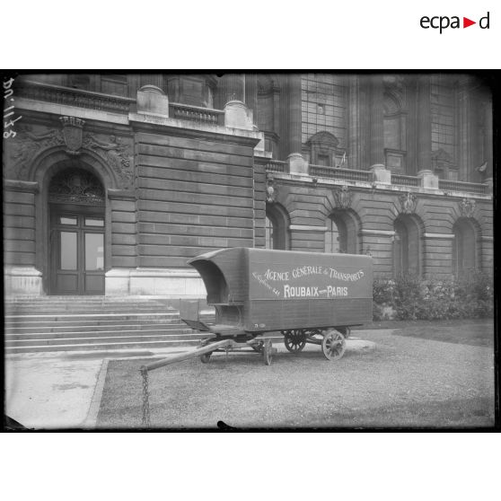 Palais des Beaux-arts à Lille, voiture de déménagement ayant servie aux Allemands. [légende d'origine]