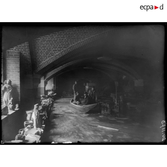 Crypte du palais des Beaux-Arts de Lille envahie par les eaux. [légende d'origine]