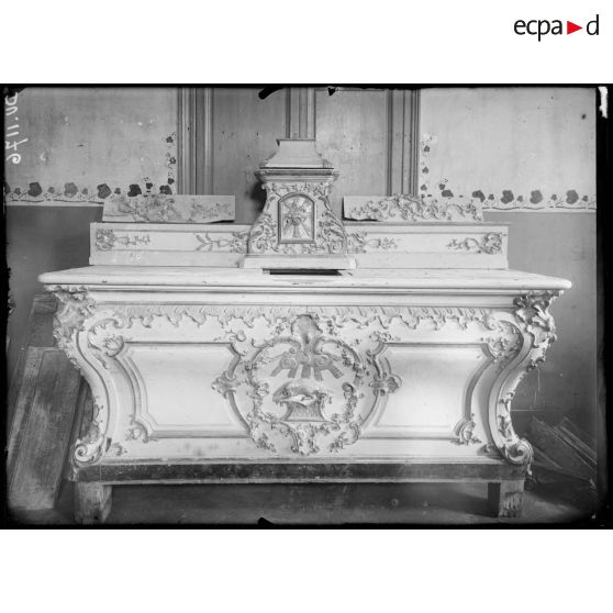 Dépôt de Martinville, Eure, autel du XVIIIe siècle provenant du Saint-Sépulcre de l'église de Montdidier. [légende d'origine]