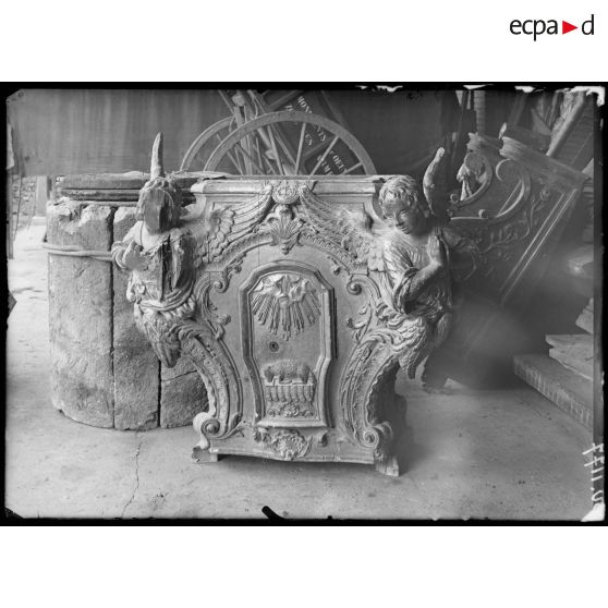 Dépôt de Martinville, Eure, autel du XVIIIe siècle provenant du Saint-Sépulcre de l'église de Montdidier. [légende d'origine]