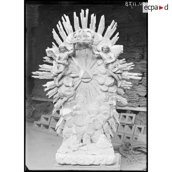 Dépôt de Martinville, Eure, gloire en bois doré du XVIIIe siècle provenant de l'église de Pierrefonds. [légende d'origine]