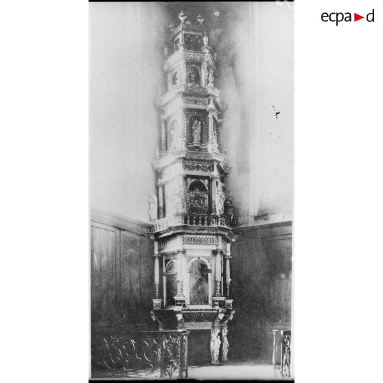 Repositoire provenant de l'église de Flêtre dans la Nord. Reproduction d'après photo. [légende d'origine]