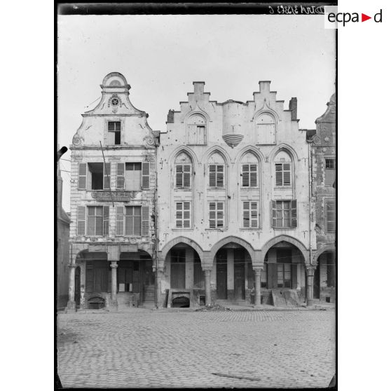 Arras, Pas-de-Calais, maisons de la Grande-Place. [légende d'origine]