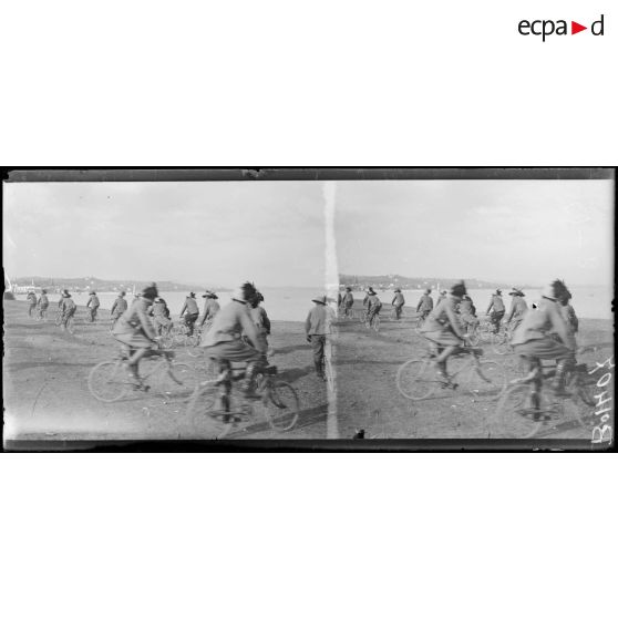 Près de Desenzano. Compagnie cycliste de bersagliers rassemblée pour le départ au lac de Garde. Le départ. [légende d'origine]