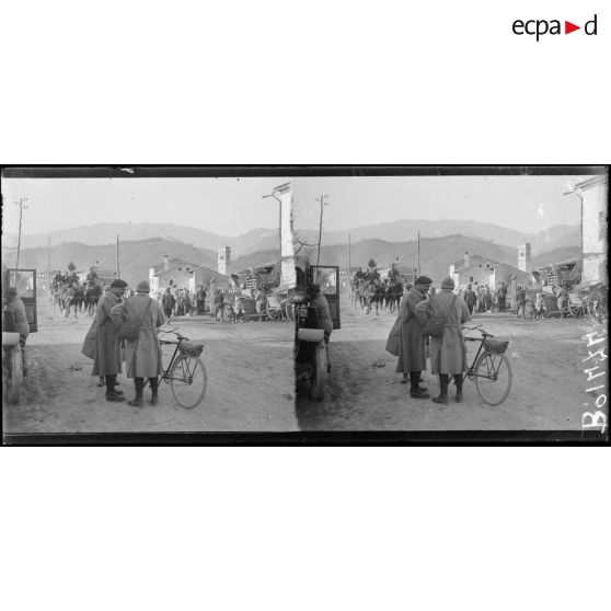 CastelCucco. Relève de l'armée italienne. Chasseurs français dans le village. [légende d'origine]