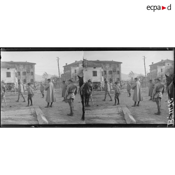 CastelCucco. Relève de l'armée italienne. Chasseurs français dans le village. [légende d'origine]