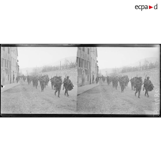 Possagno. Infanterie italienne montant aux lignes traversant le village. [légende d'origine]