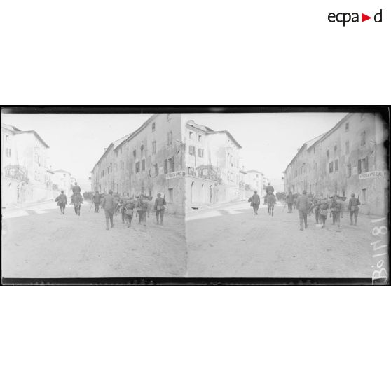 Possagno. Infanterie italienne montant aux lignes. Au fond, les positions autrichiennes. [légende d'origine]