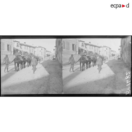 Possagno. Muletiers italiens montant aux lignes. [légende d'origine]