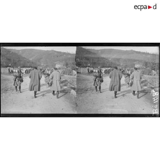 Officiers et chasseurs français rejoignant les lignes. [légende d'origine]