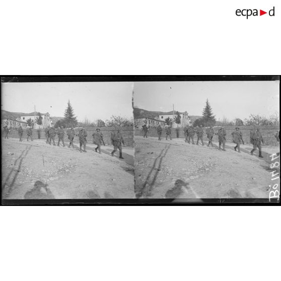 Infanterie italienne descendant des lignes. [légende d'origine]