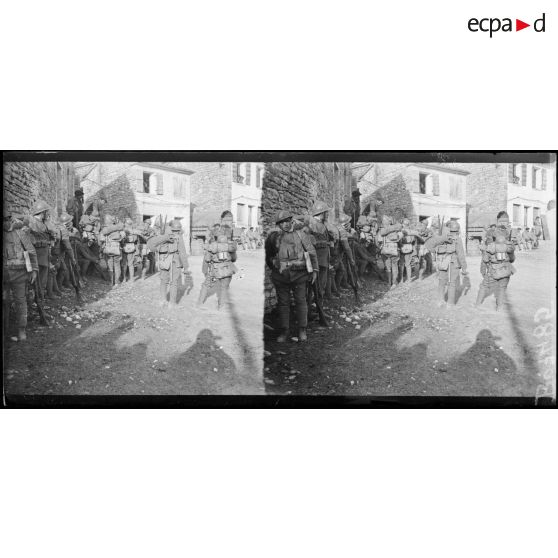 Infanterie italienne descendant des lignes et faisant la pause. [légende d'origine]