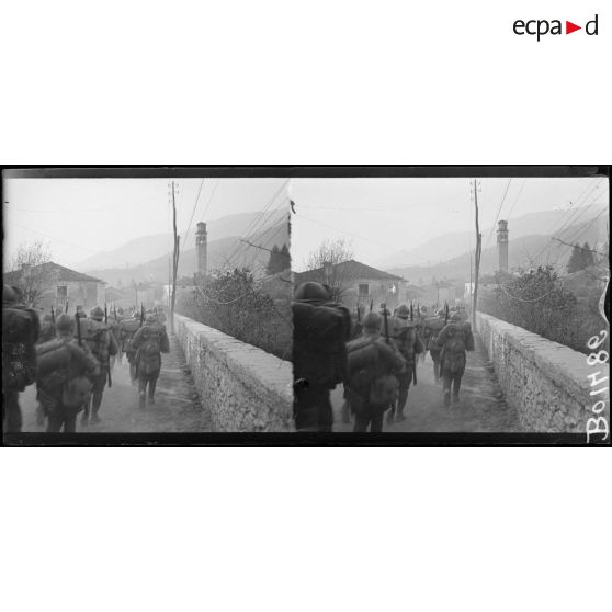 Infanterie italienne descendant des lignes. [légende d'origine]