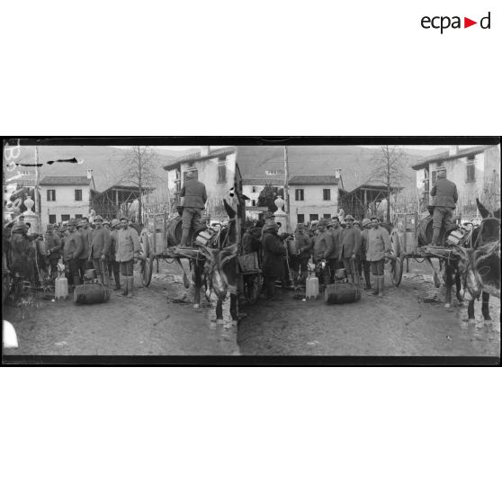 Soldats italiens à la corvée d'eau dans le village. [légende d'origine]