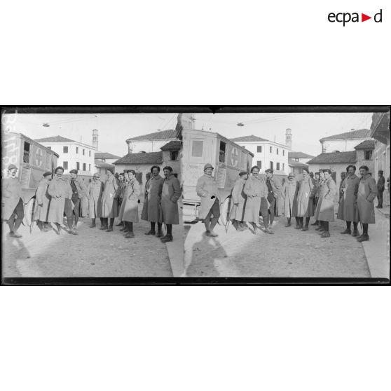 Groupe d'officiers français dans le village. [légende d'origine]