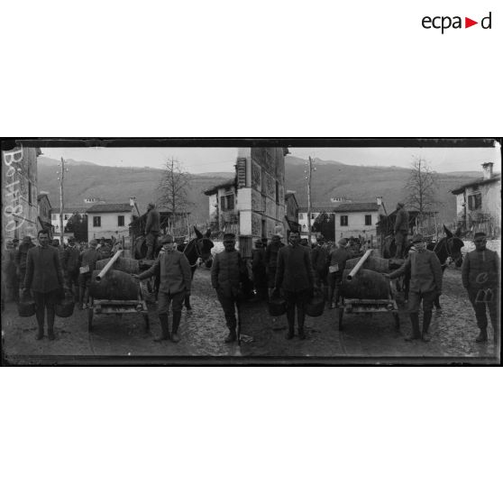 Dans le village, ravitaillement en eau des troupes italiennes. [légende d'origine]