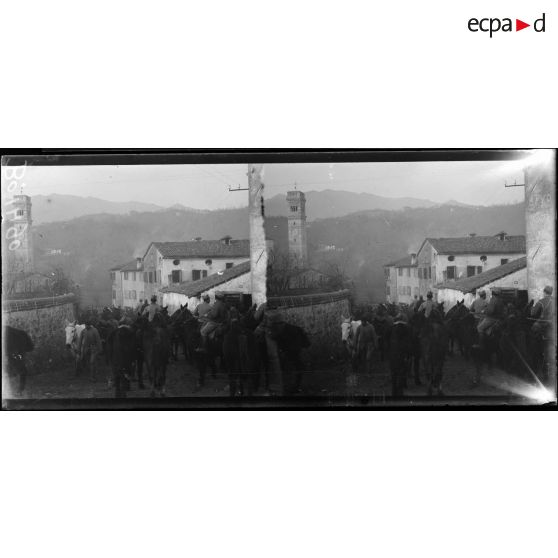 La relève de l'armée italienne. Chevaux de l'armée française allant à l'abreuvoir. [légende d'origine]