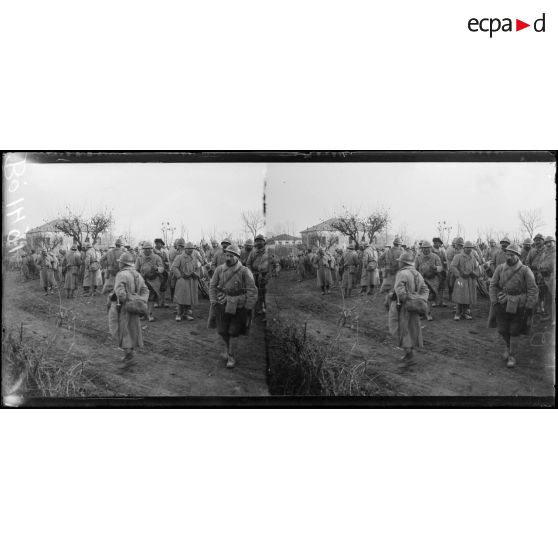 Le 4e chasseurs français faisant la pause avant de monter en ligne. [légende d'origine]