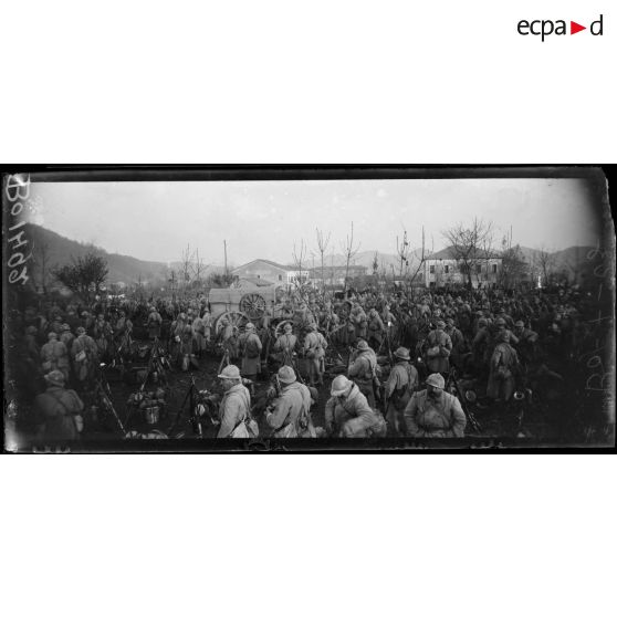 Le 4e chasseurs français faisant la pause avant de monter en ligne. [légende d'origine]