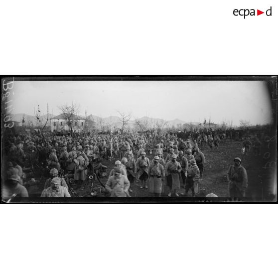 Le 4e chasseurs français faisant la pause avant de monter en ligne. [légende d'origine]