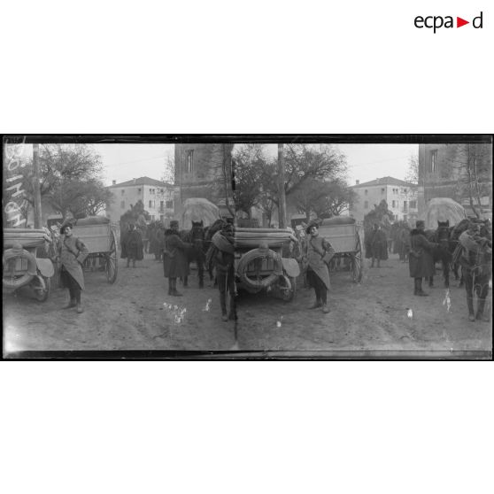 Soldats italiens faisant le service routier. [légende d'origine]