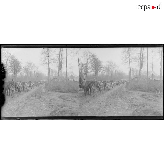 Ostel (Aisne), route de Compiègne, batterie de 155 court montant aux lignes. [légende d’origine]