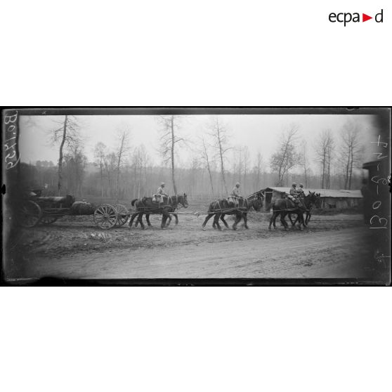 Ostel (Aisne), route de Compiègne, batterie de 155 court montant aux lignes. [légende d’origine]