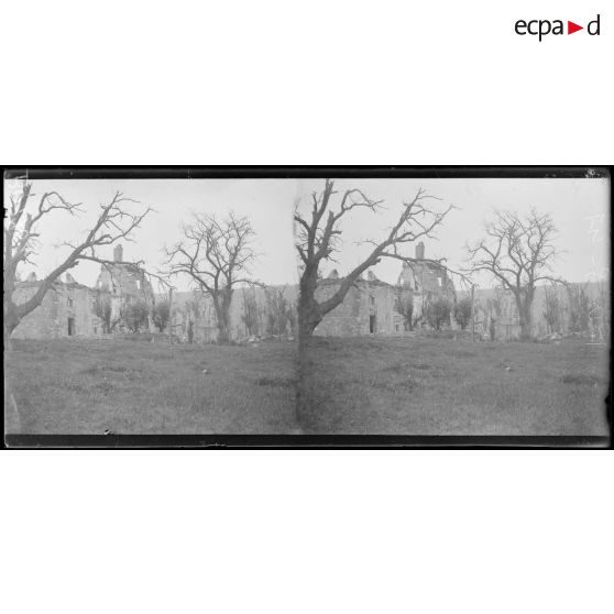 Ostel (Aisne), les ruines de l'hôtel de Ville et de l'école. [légende d’origine]