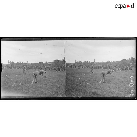 Lavallée (Meuse), camp du 370e régiment d'infanterie américaine. Le jeu du casque. [légende d'origine]