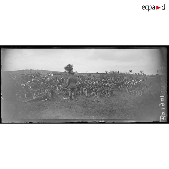 Lavallée, camp du 370e régiment d'infanterie américain. La musique jouant pendant les jeux. [légende d'origine]