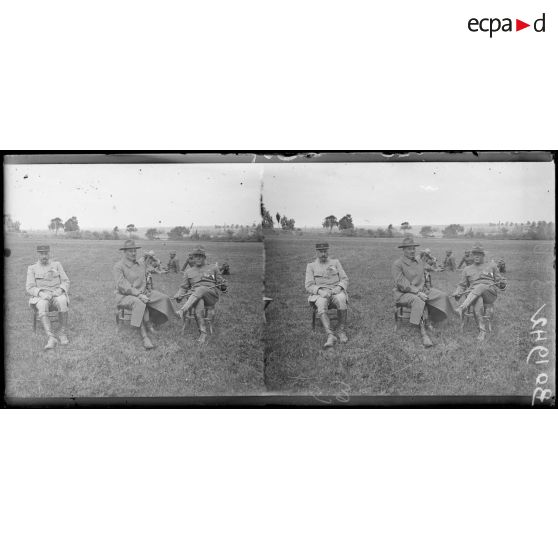 Lavallée (Meuse), camp du 370e régiment d'infanterie américain. Le Lieutenant-colonel Duncan et un attaché militaire français assistant aux jeux. [légende d'origine]