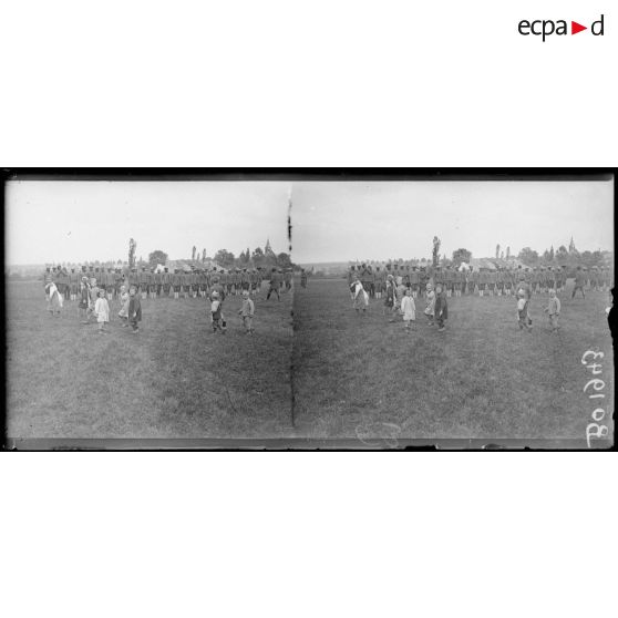 Lavallée (Meuse), camp du 370e régiment d'infanterie américain. Les enfants du village assistant aux jeux des soldats nègres. (légende d'origine).