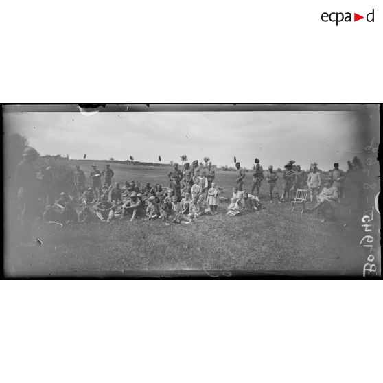 Lavallée (Meuse), camp du 370e régiment d'infanterie américain. Les enfants du village au milieu des soldats nègres pendant les jeux. [légende d'origine]