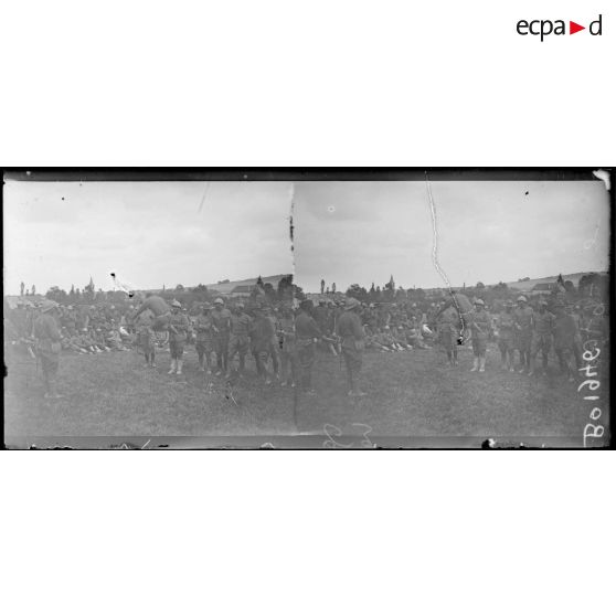 Lavallée (Meuse), camp du 370e régiment d'infanterie américain. Le concours de saut en hauteur. [légende d'origine]