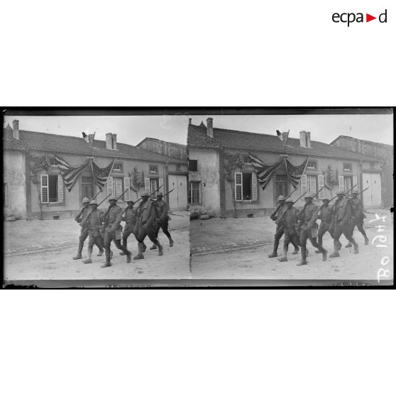 Lignières (Meuse), la demeure d'un colonel américain. Une patrouille de soldats nègres. [légende d'origine].