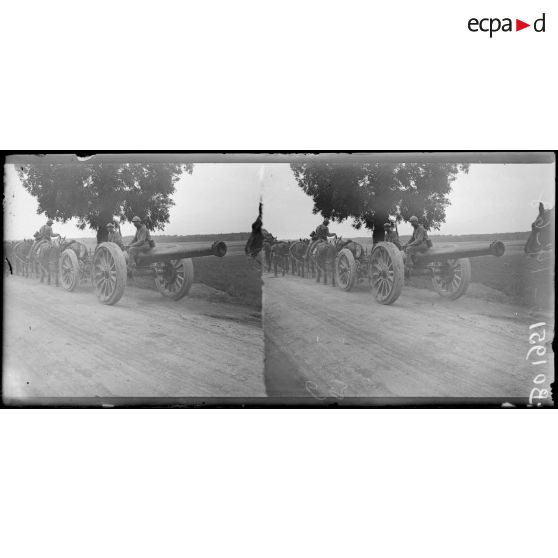Près de Révigny (Meuse), pièce de 155 long Schneider montant en position. [légende d'origine]