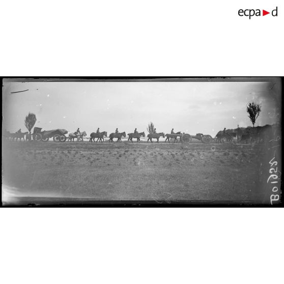 Près de Révigny (Meuse), pièce de 155 long Schneider montant en position. La pièce et l'affût. [légende d'origine]