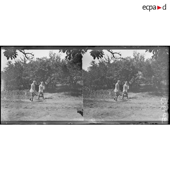 Laheycourt (Meuse), le général Hirschauer, commandant de la 2e Armée, se rendant au devant du révérend Mac Farland. [légende d'origine]