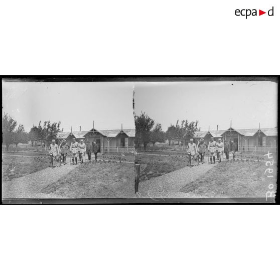 Laheycourt (Meuse), le général Hirschauer, commandant de la 2e Armée, reçoit le révérend Mac Farland. La visite du Poste de commandement. [légende d'origine]