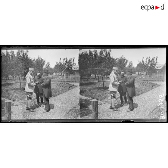 Laheycourt (Meuse), visite du révérend Mac Farland. Le général Hirschauer s'entretient avec le pasteur Viennot. [légende d'origine]