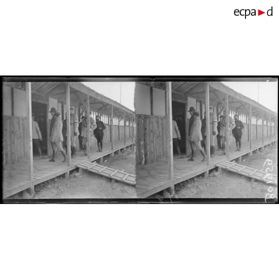 Souilly (Meuse), le révérend Mac Farland visite l'hôpital d'évacuation. [légende d'origine]