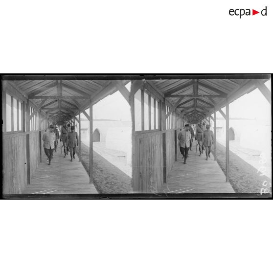 Souilly (Meuse), le révérend Mac Farland visite l'hôpital d'évacuation. [légende d'origine]