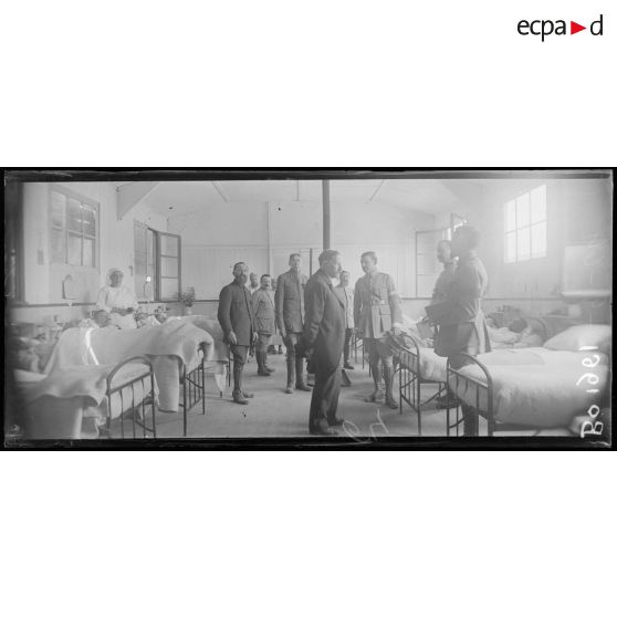 Souilly (Meuse), à l'hôpital d'évacuation, le révérend Mac Farland dans une salle de blessés américains. [légende d'origine]