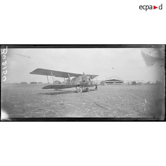 Près de Sézanne, avions de bombardement, atterrissage d'un avion au retour d'un bombardement. [légende d'origine]
