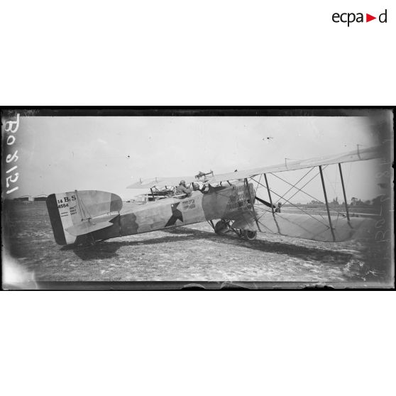 Près de Sézanne, avions de bombardement, atterrissage d'un avion au retour d'un bombardement. [légende d'origine]