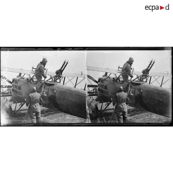 Près de Sézanne, avions de bombardement, le capitaine Vuillemin, commandant le GB 5 descendant de son appareil. [légende d'origine}