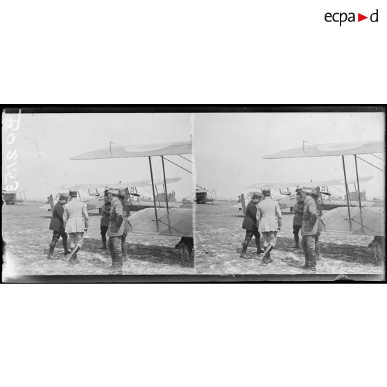 Près de Sézanne, avions de bombardement, le capitaine Vuillemin se fait rendre compte des bombardements effectués par son escadrille. [légende d'origine]