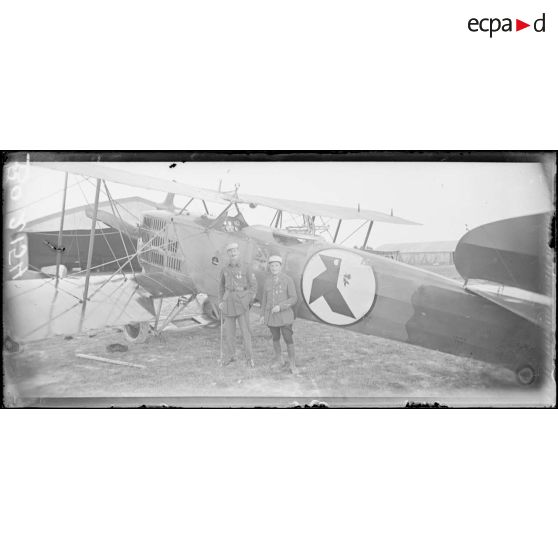 Près de Sézanne, le capitaine Petit et son observateur Lepers (140 missions de bombardements de jour). [légende d'origine]